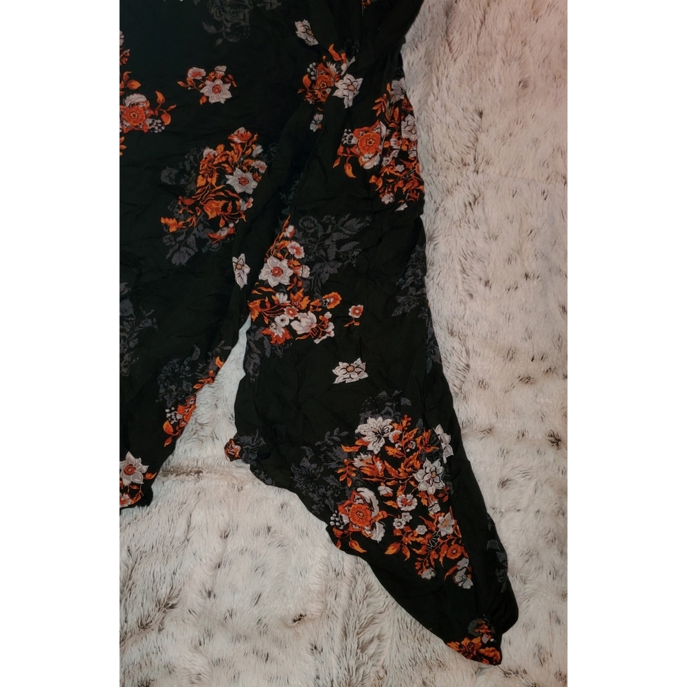 ❌️SOLD❌️Black Floral Torrid Top - Picture 3 of 4